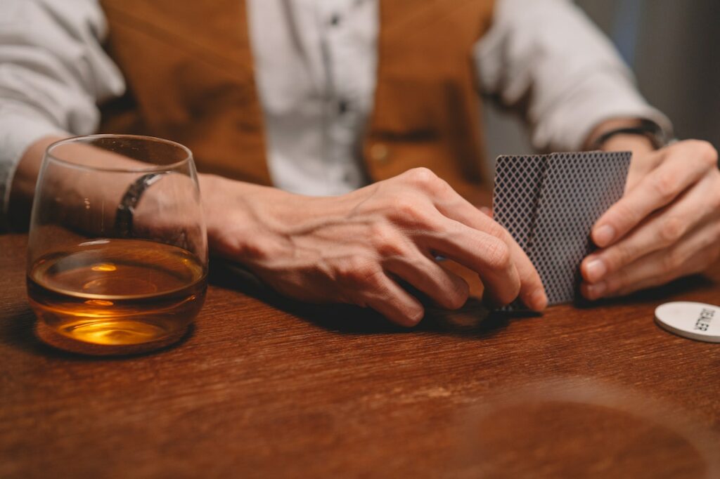 joueur de poker avec des cartes de départ